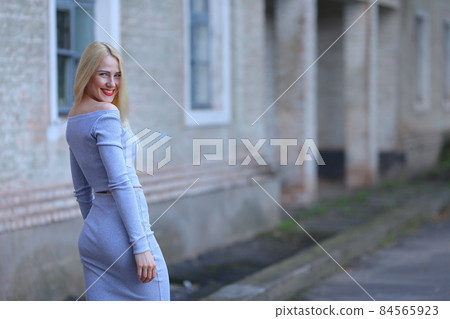 Young female smilling style portrait 84565923