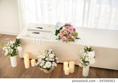 Wooden casket with a bouquet on the casket Home cremation, direct funeral, simple funeral image 84566063