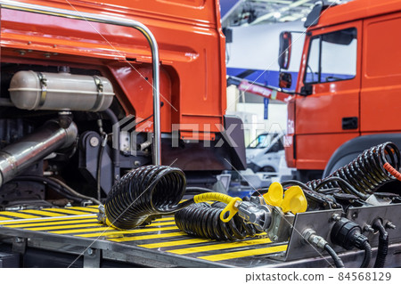 pneumatic pumping hoses and connections of the body with the trailer 84568129