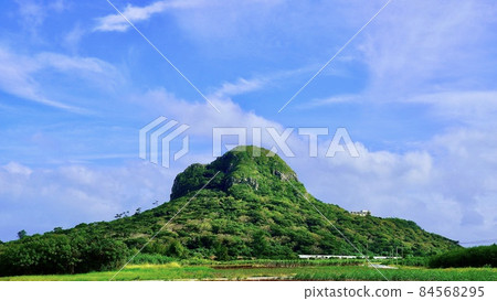 在沖繩縣伊江島上可以看到城山(Tatchu)的風景 在沖繩縣伊江島上可以看到城山(Tatchu)的風景 84568295
