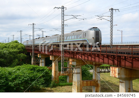 Limited express "Super Kamui" that makes a roaring sound and goes to the Yubari River iron bridge Limited express "Super Kamui" that makes a roaring sound and goes to the Yubari River iron bridge 84569745