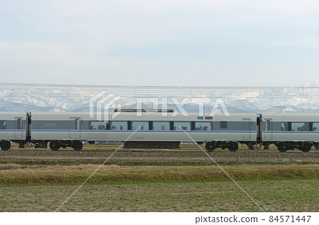 北陸本線三河加賀笠間JR西683系列T21編隊(金澤)④佐哈683-301海邊 北陸本線三河加賀笠間JR西683系列T21編隊(金澤)④佐哈683-301海邊 84571447