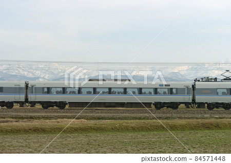 北陸本線 三河加賀笠間 JR 西 683 系列 T21 編隊(金澤) ③ 茂葉 683-1001 海邊 北陸本線 三河加賀笠間 JR 西 683 系列 T21 編隊(金澤) ③ 茂葉 683-1001 海邊 84571448