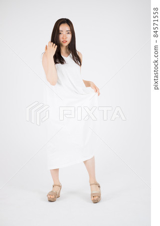 A woman in a white dress 84571558