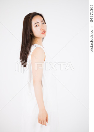 一個穿著白色連衣裙的女人 一個穿著白色連衣裙的女人 84571565
