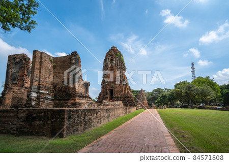 Ayutthaya old city, with a large castle 84571808