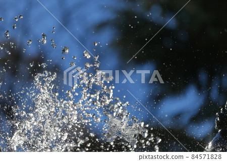 Splashes of the fountain 84571828