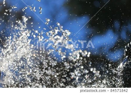 Splashes of the fountain 84571842