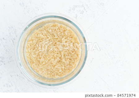 Soaking brown rice cereal in water to ferment cereals and neutralize phytic acid. 84571974