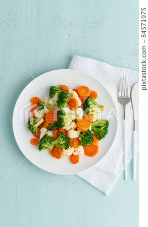 Mix of boiled vegetables. Broccoli, carrots, cauliflower. Steamed vegetables for dietary Mix of boiled vegetables. Broccoli, carrots, cauliflower. Steamed vegetables for dietary 84571975