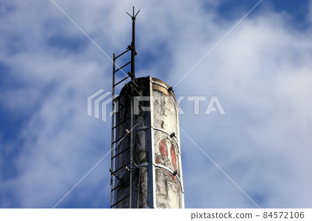Image of a public bath chimney 84572106