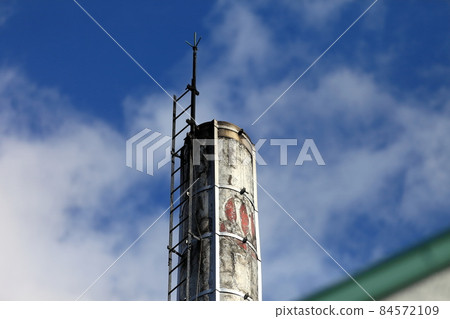 Image of a public bath chimney 84572109