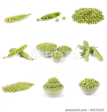 Nine fresh green peas in bow 84572425