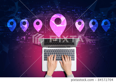 Map pin concept with person using laptop 84572704