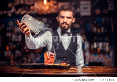Barman mixes a cocktail on the brasserie 84574394