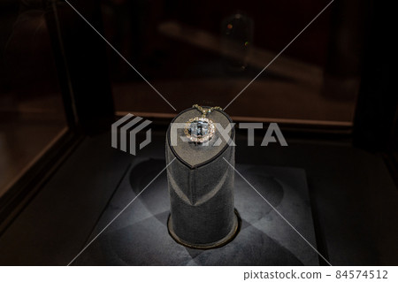Hope Diamond Gem Jewelry in Smithsonian Museum 84574512