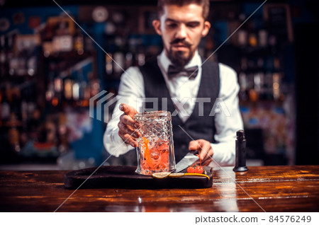 Bartender concocts a cocktail on the pothouse Bartender concocts a cocktail on the pothouse 84576249
