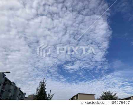 It is a scale cloud in the blue sky at the end of September in autumn. It is a scale cloud in the blue sky at the end of September in autumn. 84576497
