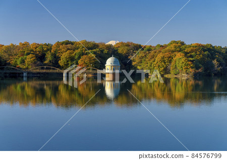 Lake Tama in autumn colors, the surface of the lake seen from the top of the embankment, the summit of Mt. Fuji and the second intake tower Lake Tama in autumn colors, the surface of the lake seen from the top of the embankment, the summit of Mt. Fuji and the second intake tower 84576799