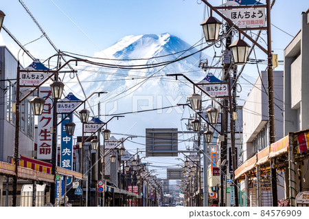 山梨縣富士吉田市購物區的富士山 84576909