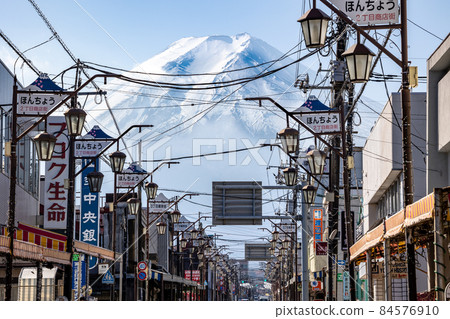 山梨縣富士吉田市購物區的富士山 山梨縣富士吉田市購物區的富士山 84576910