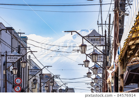 山梨縣富士吉田市購物區的富士山 84576914