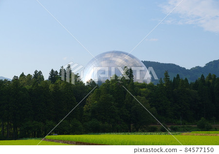 Fukui Prefectural Dinosaur Museum seen from the countryside 84577150
