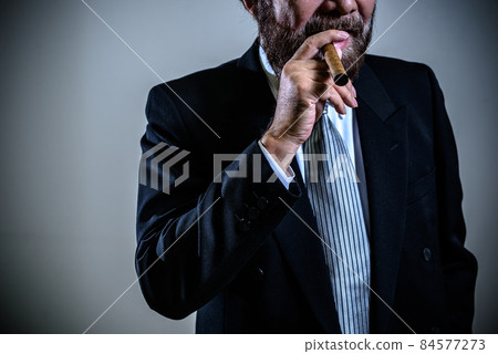 一位身著雙西裝的老年男軍官拿著雪茄，一個帖子，黑手黨反社會勢力，一家黑人公司，一個黑幫形象 84577273