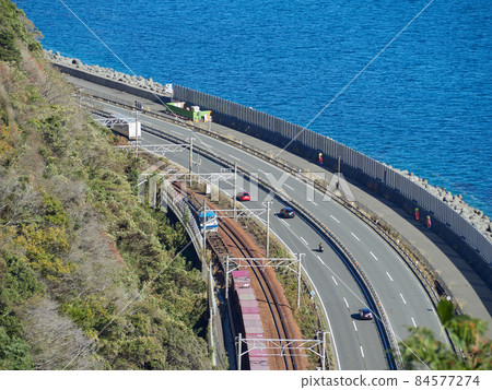 11月下旬（秋季），從靜岡縣薩多山口看到的國道1號線和東海道本線 84577274