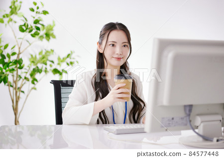 一位在辦公室工作的年輕女性 一位在辦公室工作的年輕女性 84577448