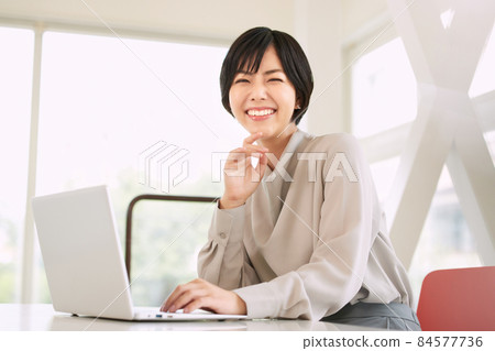在辦公室工作的女商人 84577736