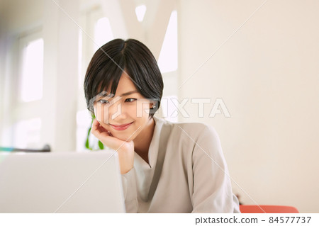 在辦公室工作的女商人 在辦公室工作的女商人 84577737