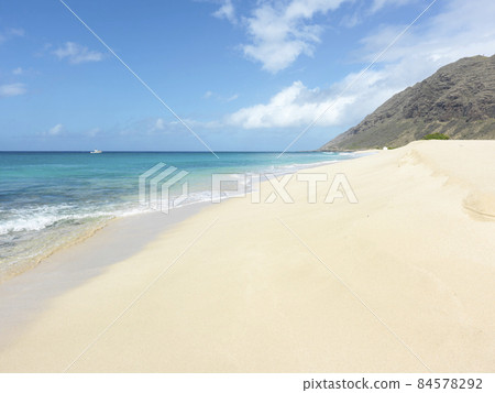 Hawaii, a beach on a southern island with a rainbow 84578292