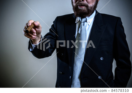 Elderly man pointing and yelling, executive position, pressure power harassment, threatening complaint, antisocial black company, gangster 84578310