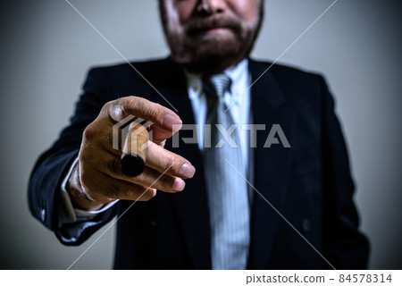 老人指指點點，大喊大叫，行政職位，壓力騷擾，威脅投訴，反社會黑人公司，黑幫 84578314