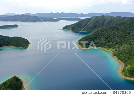 大島海峽的海角和海灣的海岸線的鳥瞰圖 大島海峽的海角和海灣的海岸線的鳥瞰圖 84578369
