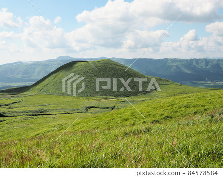 從熊本縣阿蘇市阿蘇山道吉田線乙姬看到的夏末米塚 從熊本縣阿蘇市阿蘇山道吉田線乙姬看到的夏末米塚 84578584