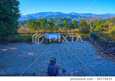 View the southwestern side (Mt. Fuji, etc.) from the summit of Mt. Takao (Omiharashienchi) in Hachioji, Tokyo in autumn 84578616
