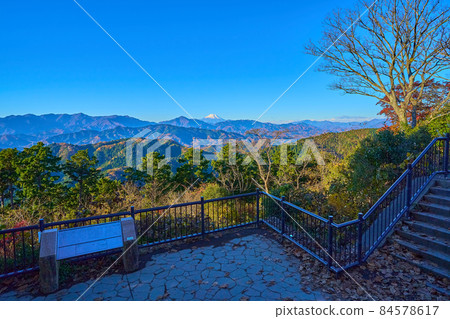 秋天從東京八王子的高尾山(近江原地)山頂眺望西南側(富士山等) 秋天從東京八王子的高尾山(近江原地)山頂眺望西南側(富士山等) 84578617