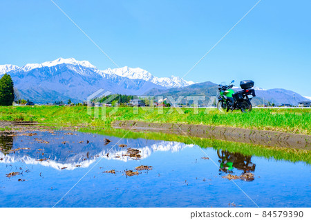 Touring (Azumino in spring and the scenery of the Northern Alps) Touring (Azumino in spring and the scenery of the Northern Alps) 84579390