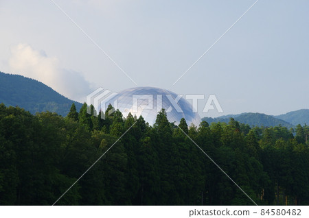 Fukui Prefectural Dinosaur Museum seen from the countryside 84580482