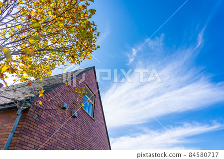 磚牆建築與秋天的秋空意象 磚牆建築與秋天的秋空意象 84580717