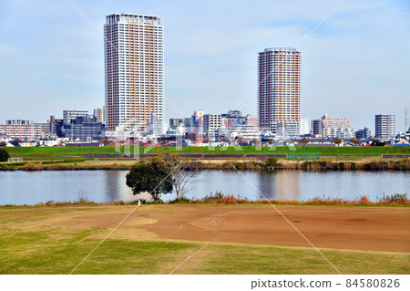 Overlooking the area around JR Ichikawa Station over the Edo River (Edogawa Ward, Tokyo) [2021.11] 84580826