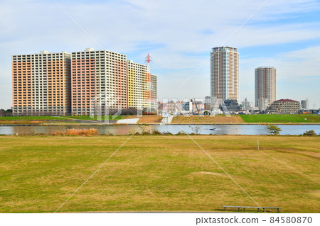 Overlooking the area around JR Ichikawa Station over the Edo River (Edogawa Ward, Tokyo) [2021.11] 84580870
