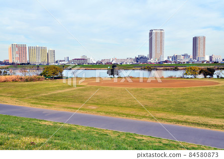 Overlooking the area around JR Ichikawa Station over the Edo River (Edogawa Ward, Tokyo) [2021.11] 84580873