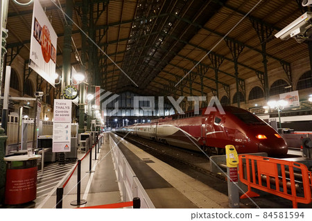 Thalys 在 Gare du Nord 停靠 84581594