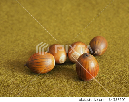 Acorns picked up in the forest (4) 84582301