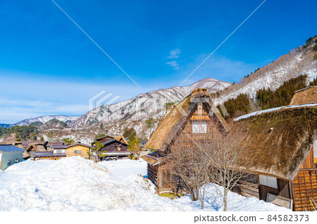 [World Heritage] Shirakawa-go in winter, a gassho-style house and a blue sky [Gifu Prefecture] 84582373