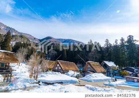 [世界遺產] 冬天的白川鄉、合掌式房屋和藍天[岐阜縣] 84582376