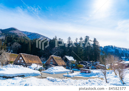 [世界遺產] 冬天的白川鄉、合掌式房屋和藍天[岐阜縣] 84582377